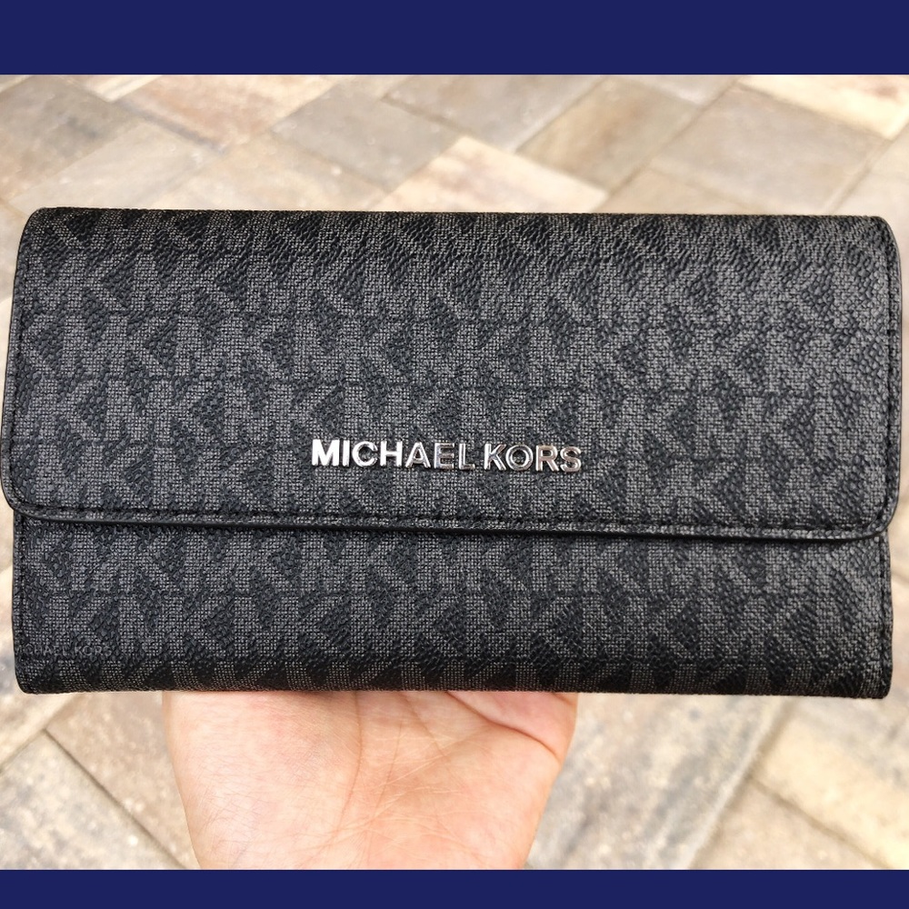 Gaby’sBags👜💕-NWT Michael Kors Trifold Wallet